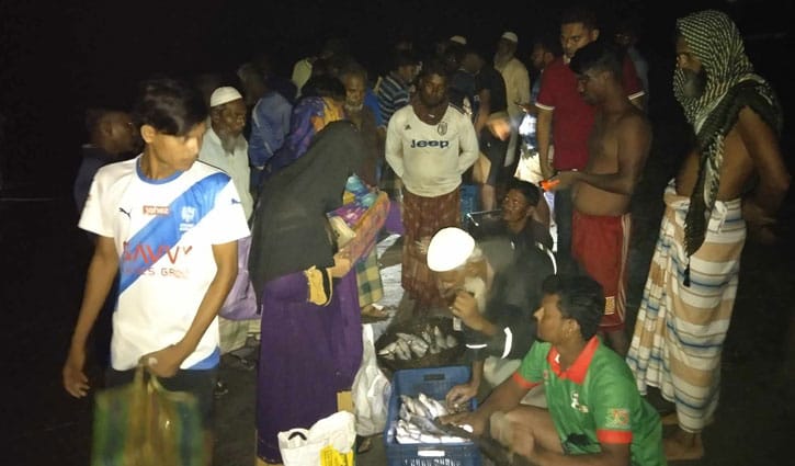 নিধেষাজ্ঞার মধ্যেও ইলিশ শিকার, পাড়ায়-পাড়ায় বেচাকেনা