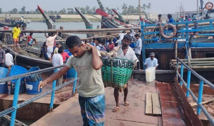 নিষেধাজ্ঞা শেষে প্রাণ ফিরেছে ফিশারিঘাটে, ইলিশ আসবে আরও পরে