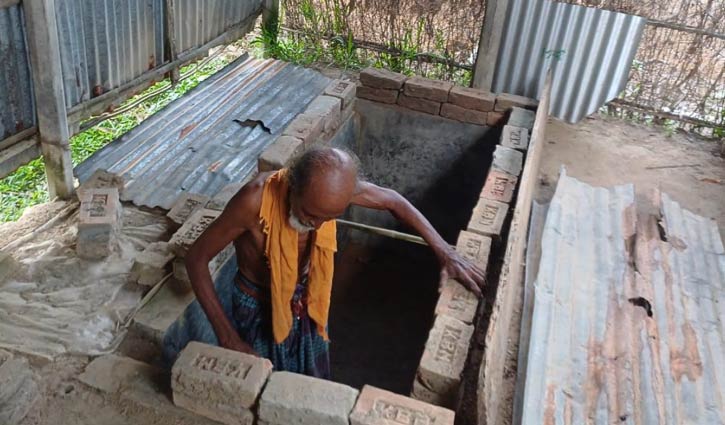 কবর খুঁড়ে মৃত্যুর অপেক্ষোয় শতবর্ষী আমীর