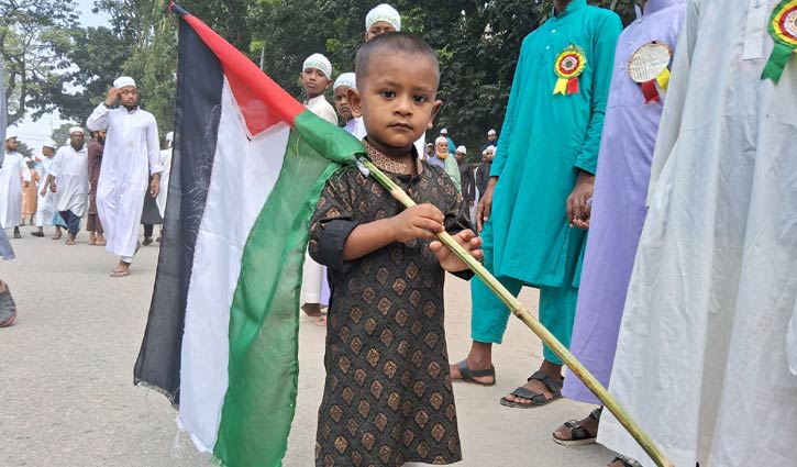 ইসরায়েলের হামলার প্রতিবাদে ফিলিস্তিনের পতাকা হাতে ৪ বছরের শিশু