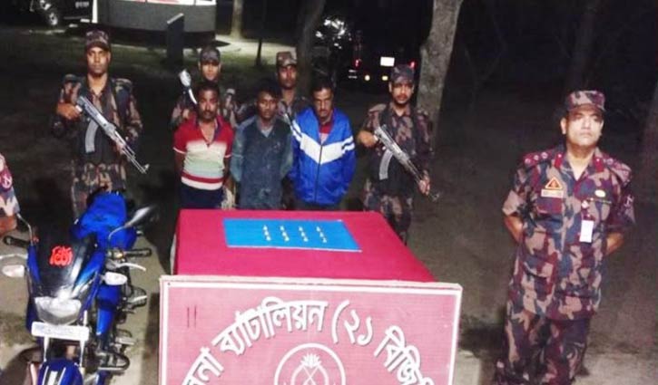 বেনাপোলে ১২ স্বর্ণের বারসহ ৩ পাচারকারী আটক