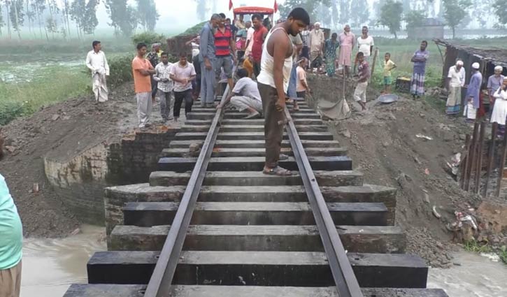 কুড়িগ্রামে ২৩ ঘণ্টা পর রেল যোগাযোগ স্বাভাবিক 