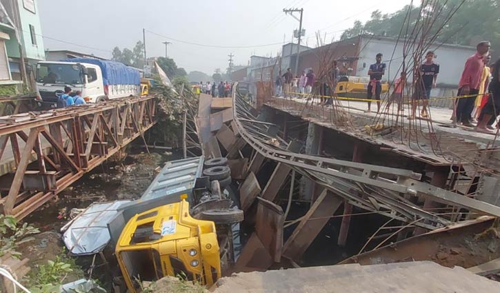 বেইলি ব্রিজ ভেঙে ট্রাক খাদে, আহত ২