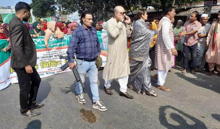 সাবেক সংসদ সদস্যের প্রতিবাদ মিছিলে অস্ত্র প্রদর্শন