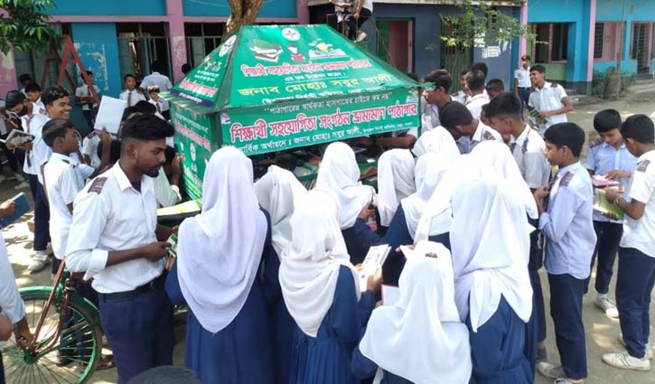 আলো ছড়াচ্ছে ভ্রাম্যমাণ ভ্যান পাঠাগার