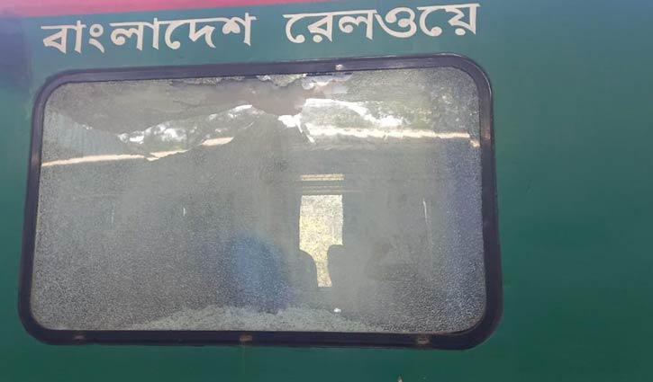 ঈশ্বরদীতে মৈত্রী এক্সপ্রেসে ককটেল নিক্ষেপ