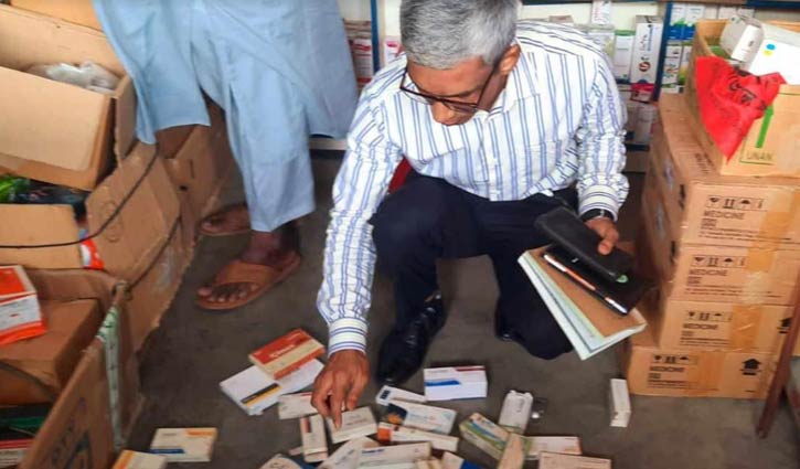মেয়াদোত্তীর্ণ ওষুধ রাখায় ৪ ফার্মেসিকে জরিমানা