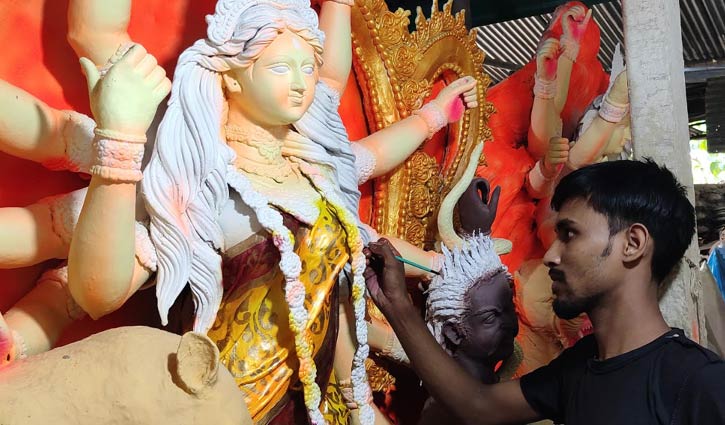 রং তুলির আঁচড়ে সাজছে দেবী দুর্গা