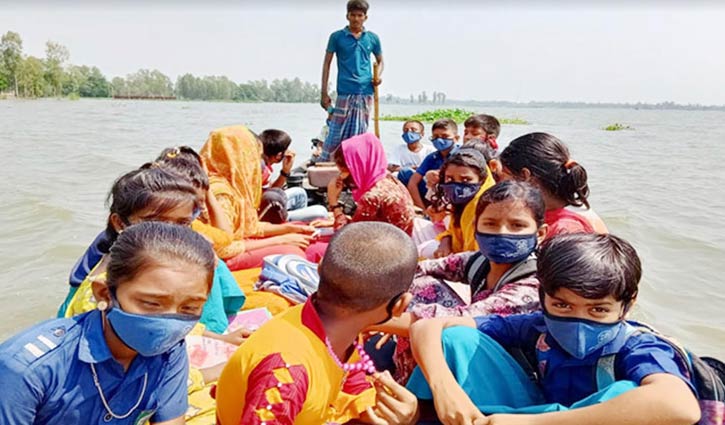 স্কুলে যেতে শিক্ষার্থীদের ভরসা নৌকা