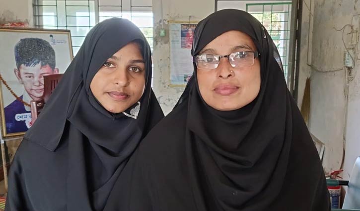 মা-মেয়ে একসঙ্গে দিচ্ছেন এসএসসি ভোকেশনাল পরীক্ষা