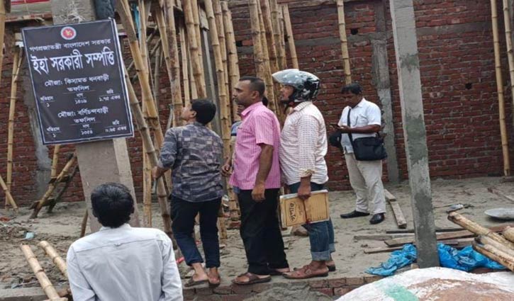 টাঙ্গাইলে সরকারি জায়গা দখল করে চলছে মার্কেট নির্মাণ
