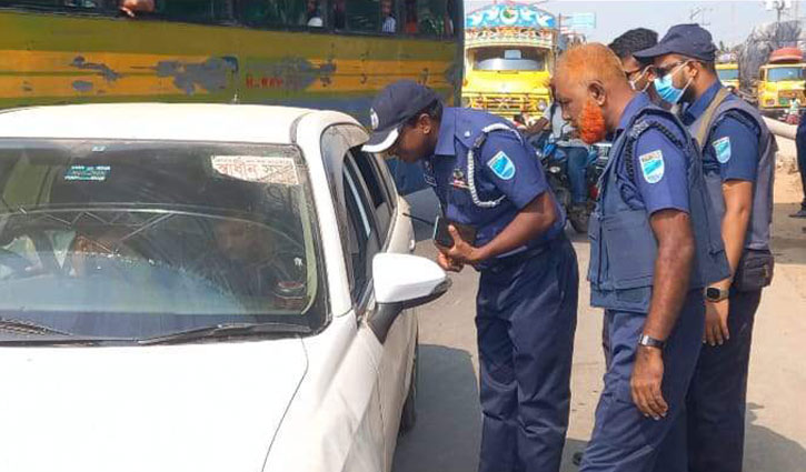 ঢাকায় আ.লীগ-বিএনপির সমাবেশ: আমিনবাজার চেকপোস্টে পুলিশের তল্লাশি