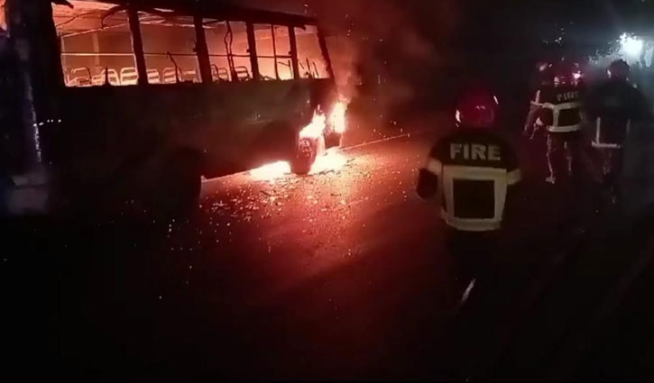 মুন্সীগঞ্জে চলন্ত বাসে আগুন
