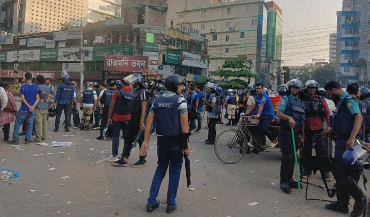 নয়াপল্টনে পুলিশের সতর্ক অবস্থান