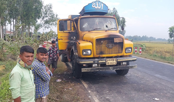 জয়পুরহাটে পাথরবোঝাই ট্রাকে আগুন