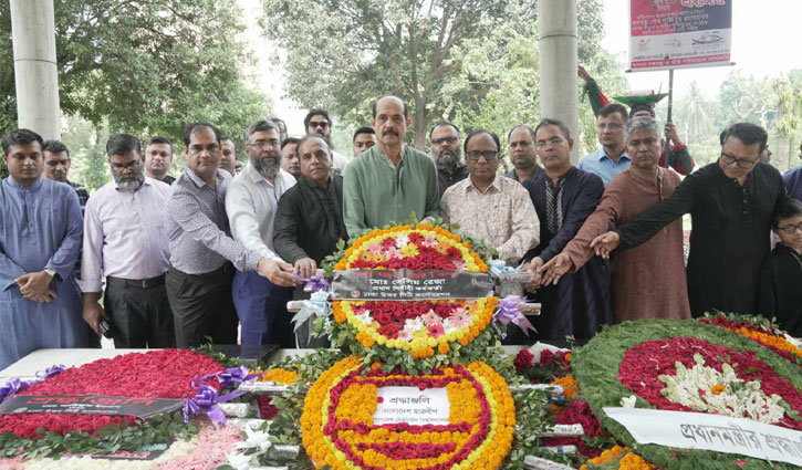 জাতীয় চার নেতার সমাধিতে ডিএনসিসি মেয়রের শ্রদ্ধা 