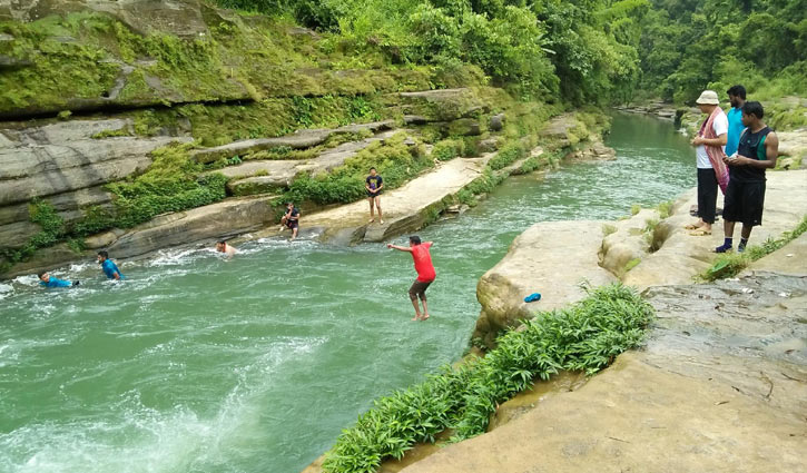 ঈদের ছুটিতে দূরে কোথাও