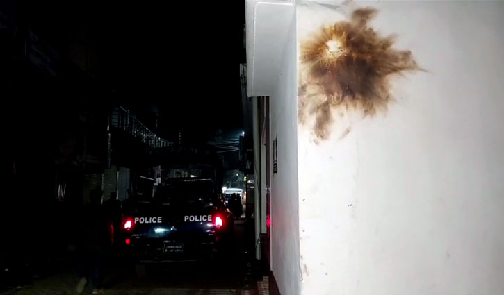 মুন্সীগঞ্জে মসজিদের দেয়ালে ককটেল বিস্ফোরণ