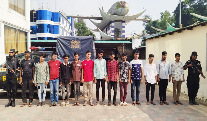 কক্সবাজারে ডাকাতির প্রস্তুতিকালে গ্রেপ্তার ১৩ 