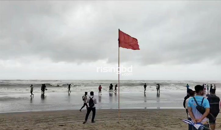 Cyclone Midhili: Body of the Cyclone crossing coast