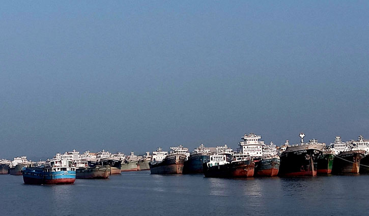 Red alert in Ctg port: vessels asked to go to deeper sea