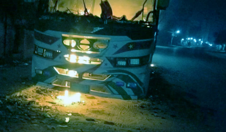 গাজীপুরে শিববাড়ির-শিমুলতলী সড়কে পার্কিং করা বাসে আগুন 
