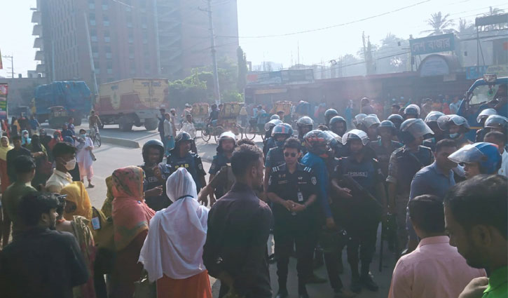 গাজীপুরে পুলিশ-শ্রমিক পাল্টাপাল্টি ধাওয়া, অর্ধশতাধিক কারখানায় ছুটি