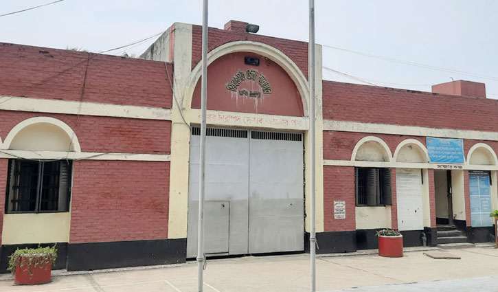 সিরাজগঞ্জ জেলা কারাগারে ধারণ ক্ষমতার পাঁচ গুণ বেশি বন্দি