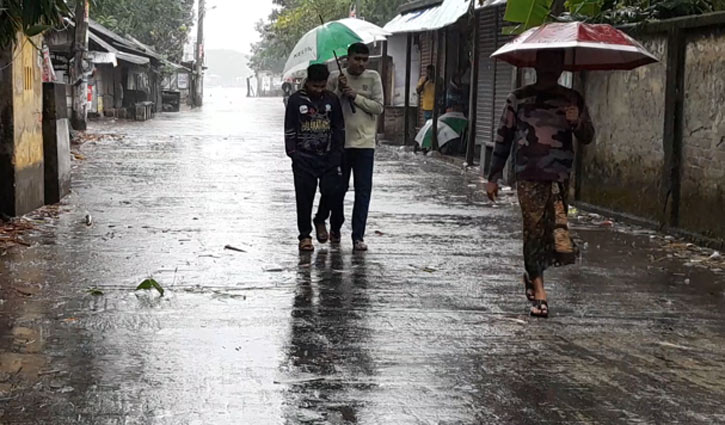 ঝালকাঠিতে বৃষ্টি ও দমকা হাওয়া চলছে