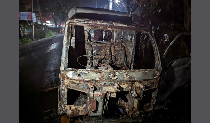 ঝালকাঠিতে লেগুনায় দুর্বৃত্তদের আগুন