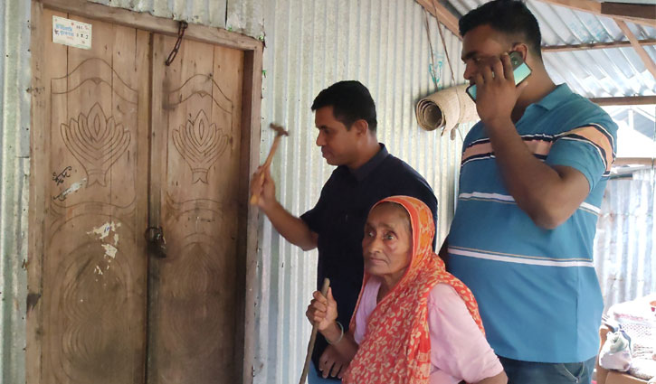 সুদের টাকা আদায়ে বৃদ্ধার ঘরে তালা দিলো সুদ কারবারীরা