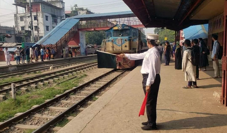 কক্সবাজারের উদ্দেশ্যে চট্টগ্রাম ছেড়ে গেলো বিশেষ ট্রেন