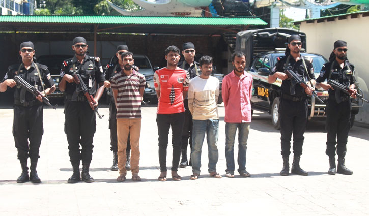 আরসা’র শীর্ষ সন্ত্রাসী রহিমুল্লাহ গ্রেপ্তার, ৪৩ কেজি বিস্ফোরকদ্রব্য উদ্ধার