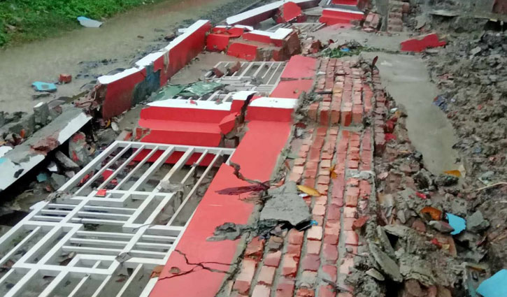 রেললাইনে ধসে পড়লো প্রাচীর, ২ ট্রেন আটকা পড়ে ভোগান্তি 