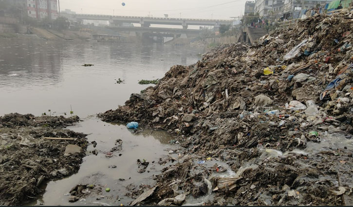 দখলে-দূষণে মরছে তুরাগ, হুমকিতে জীবন-জীবিকা