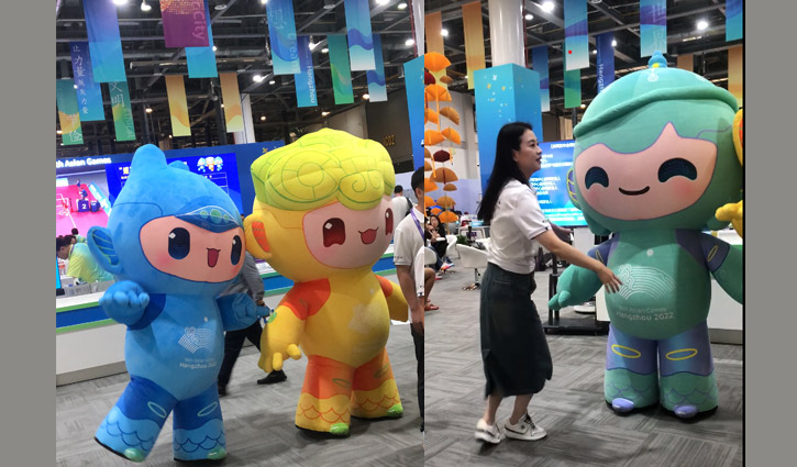 রোবোটিক মাসকটে মুগ্ধ মানুষ