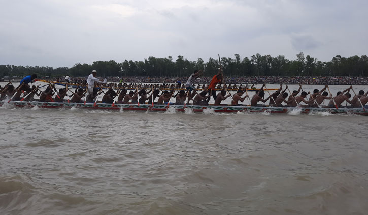 যমুনায় নৌকা বাইচ দেখতে মানুষের ঢল