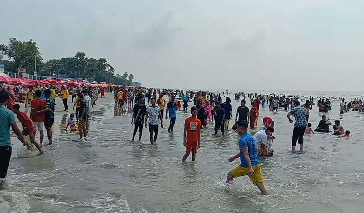 তিন দিনের ছুটিতে কুয়াকাটা সৈকতে পর্যটকের ভিড় 