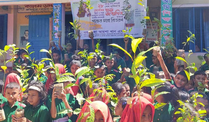 শিক্ষার্থীদের মাঝে গাছের চারা বিতরণ