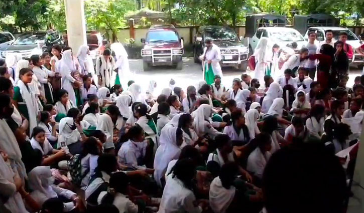মুন্সীগঞ্জে বদলি শিক্ষককে ফেরাতে শিক্ষার্থীদের বিক্ষোভ