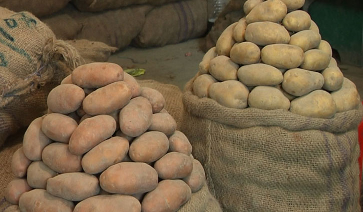 মুন্সীগঞ্জে হিমাগারে বেধে দেওয়া দামে আলু বিক্রি