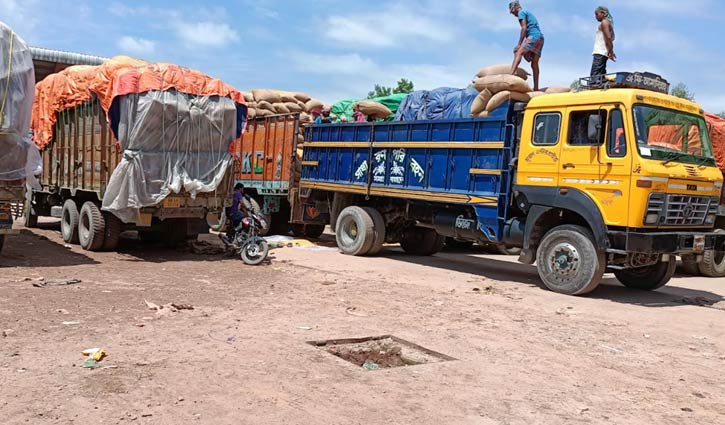 কাজে ফিরেছেন বুড়িমারী স্থলবন্দরের শ্রমিকরা, সড়কে যানজট