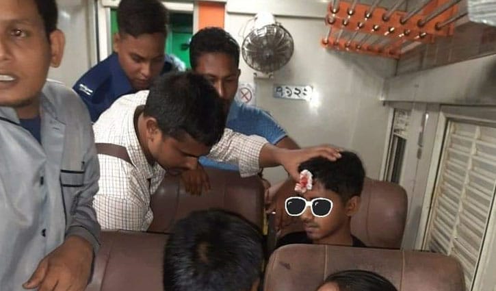চলন্ত ট্রেনে ছোড়া পাথরে তরুণ জখম, চিকিৎসা দিলেন সেই চিকিৎসক 