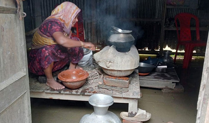সিরাজগঞ্জে যমুনায় ভাঙন, পলিথিনের নিচে ক্ষতিগ্রস্তদের বসবাস