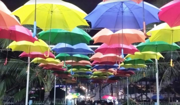 রঙিন ছাতায় বর্ণিল রঙে সেজেছে লাবণী পয়েন্ট