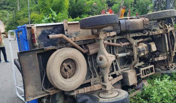 সাজেকে পর্যটকবাহী গাড়ি উল্টে আহত ১২