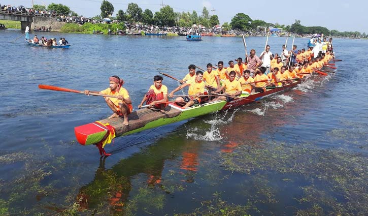 টাঙ্গাইলে নৌকা বাইচ উপভোগ করলেন হাজারো মানুষ