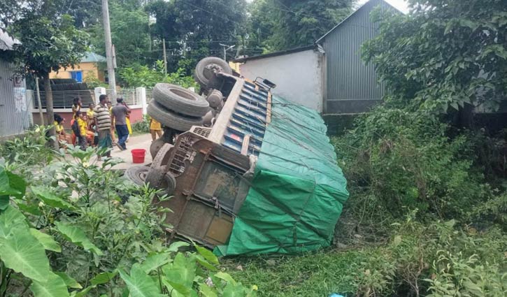 মির্জাপুরে প্রাথমিকের নতুন বই নিয়ে ট্রাক পুকুরে