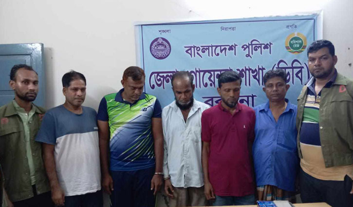 জুয়া খেলার সময় সাবেক ইউপি চেয়ারম্যানসহ আটক ৫