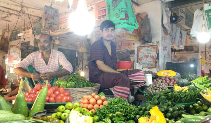 দাম বেড়েছে সবজির, অস্বস্তিতে ক্রেতারা